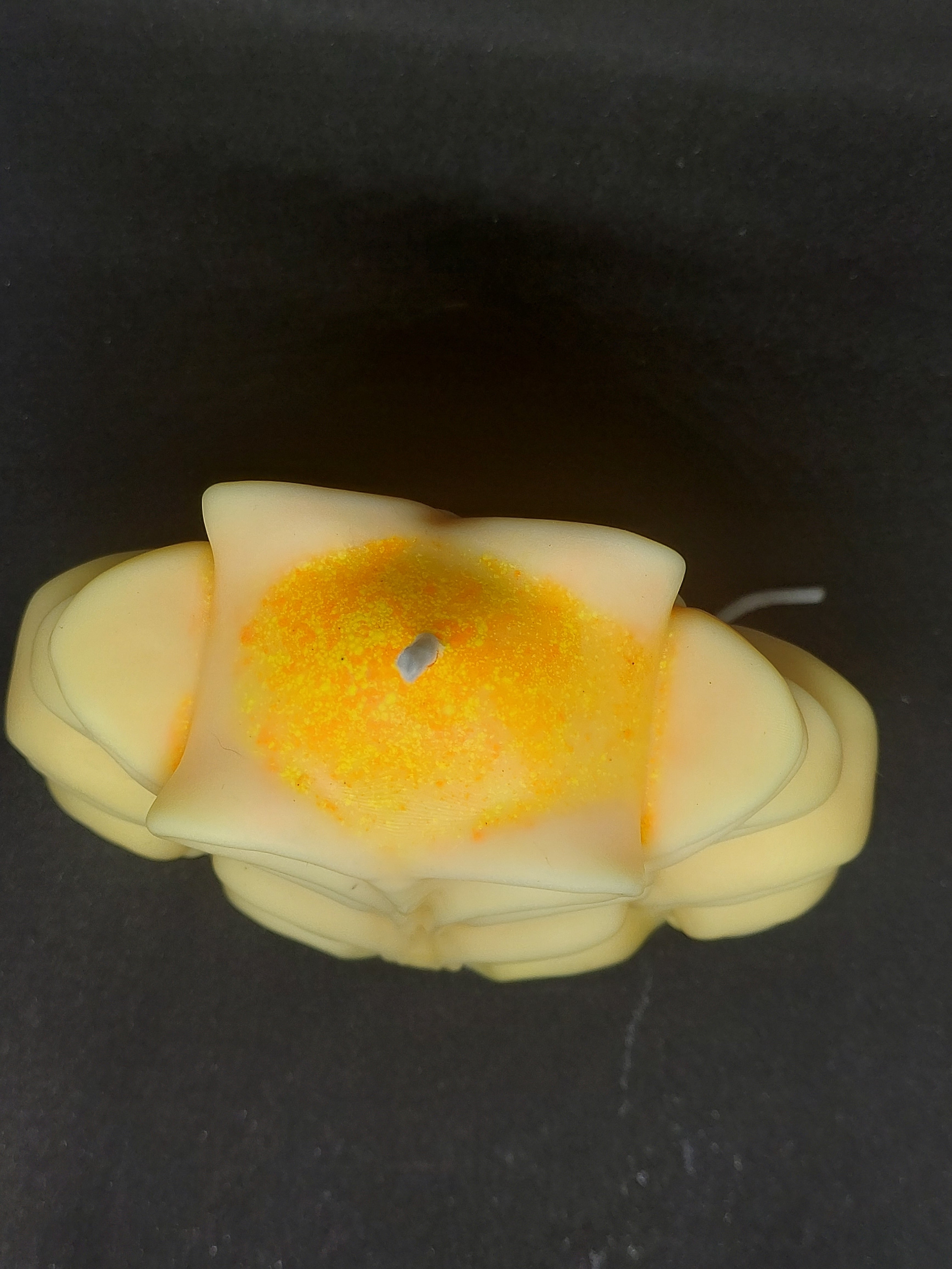 Elegant Floral-Wave Soy Wax Candle – Mildly Scented, Hand-Crafted Décor Candle